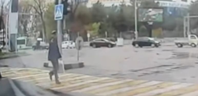 Starac koji prelazi cestu s pištoljem u ruci