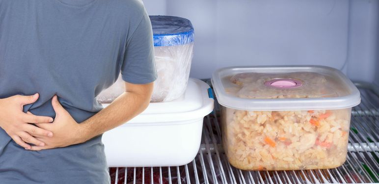 Ostatci hrane u posudi i bol u želucu