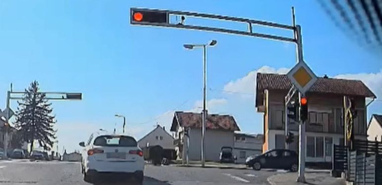 Prolazak kroz crveno i skretanje u lijevo