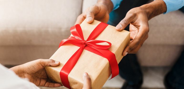 Poklanjanje rođendanskog poklona