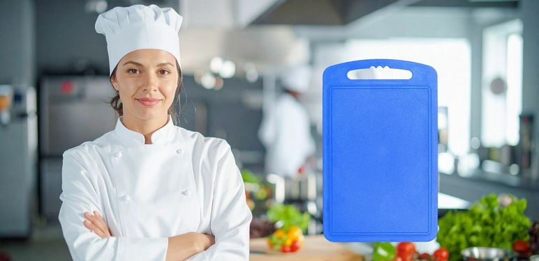 Kuharica u kuhinji i daska za rezanje