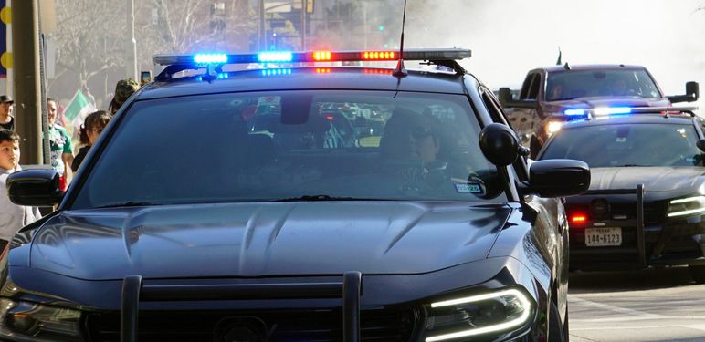 Policajac u patrolnom vozilu