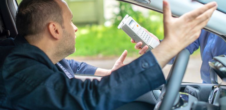 Vozač koji se svađa s policajcem oko alkotesta