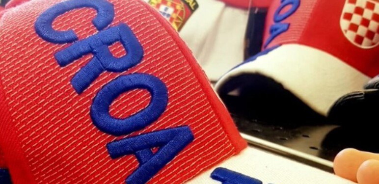 Navijačka kapa Hrvatske sa srpskim grbom