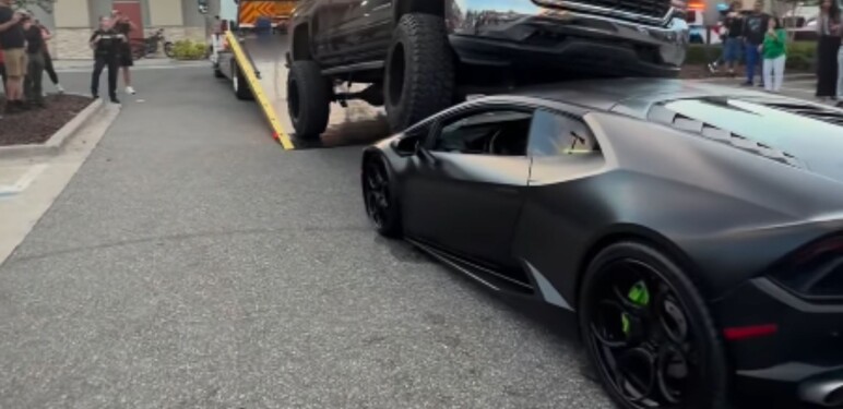 Kamionet na vrhu Lamborghinija u bizarnoj nesreći