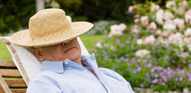 Starac koji drijema sa šeširom na glavi