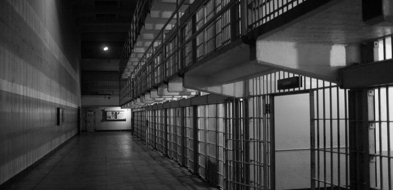 zatvorski blok u crno bijelom