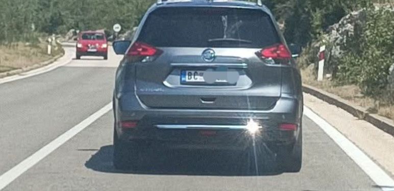 Automobil koji prevozi djecu na krovu