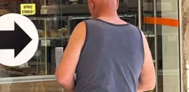 Muškarac u redu ispred pekarnice