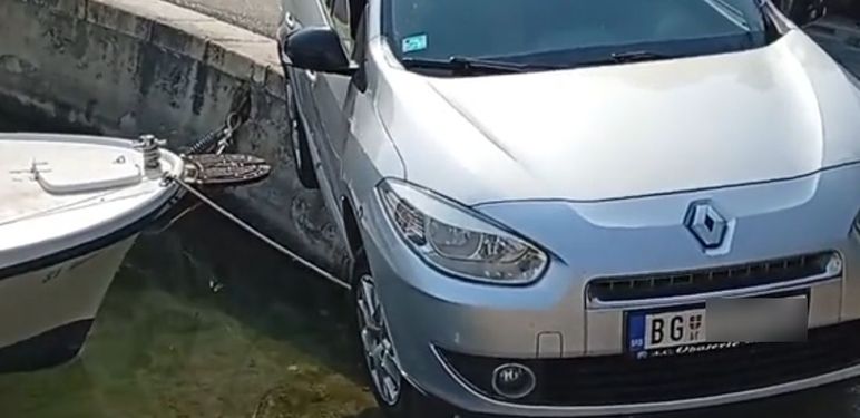 Auto na rubu