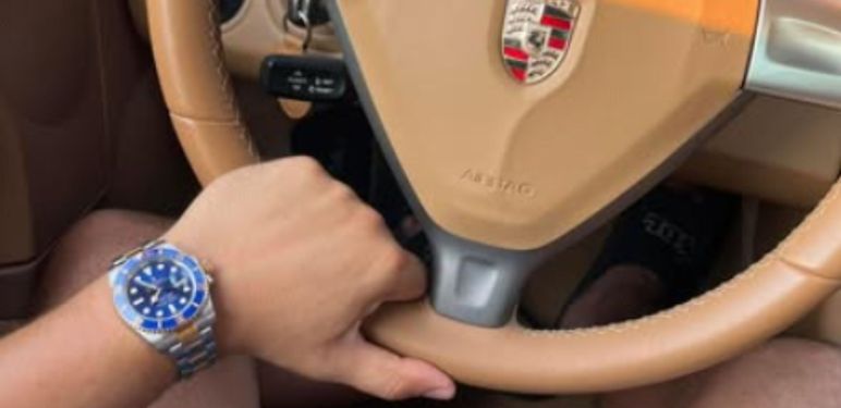 Scena u luksuznom automobilu