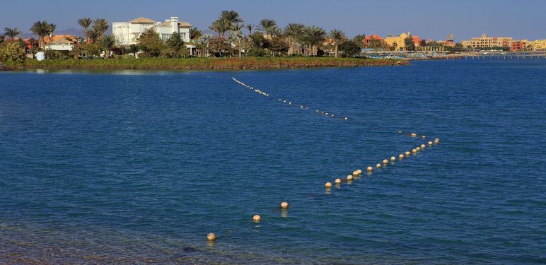 Plaža sa zaštitnim bovama
