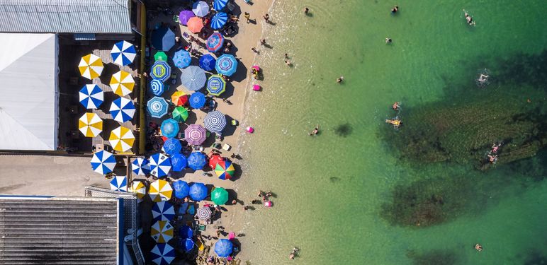 Plaža s kupačima i suncobranima