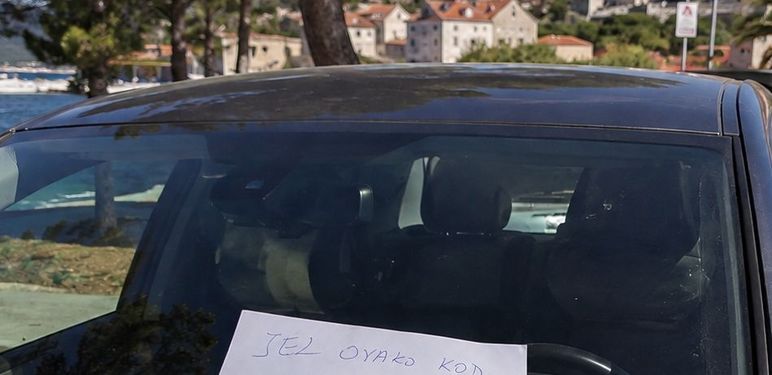 Poruka ispod brisača