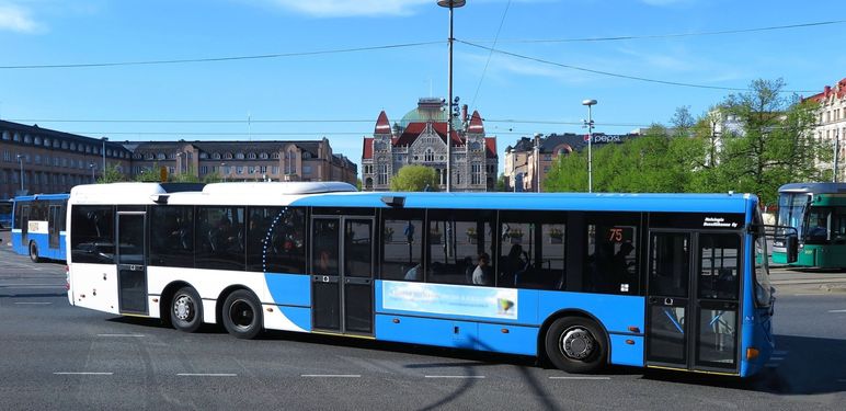 Autobus pri kretanju sa stanice