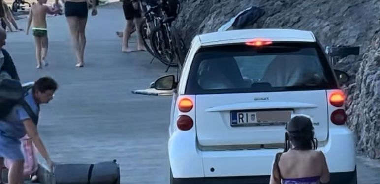 Auto na plaži