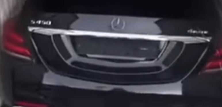 Neobičan način prijevoza Mercedesa u kontejneru