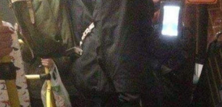 Muškarac u javnom prijevozu s kotlom u ruci