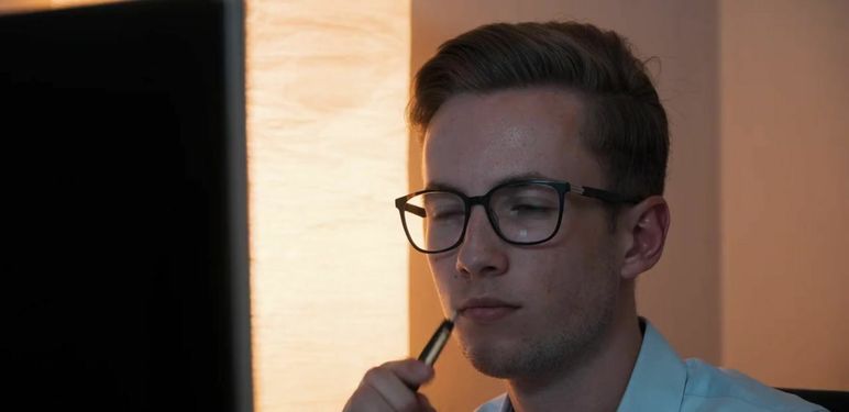 Intelektualac pred računalom kako razmišlja