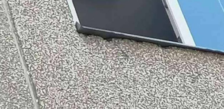 Neobično montirani televizor u jednom stanu