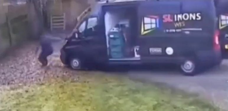 Muškarac ispred kombija