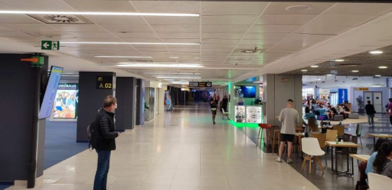 Neobičan znak za poslovni prostor u zračnoj luci u Beogradu