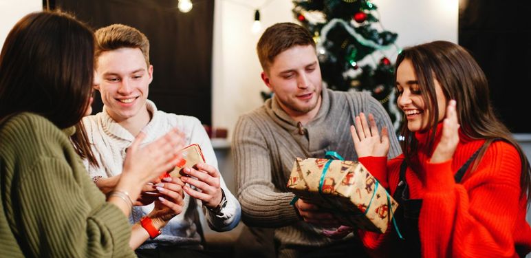 Božićni pokloni i poklanjanje