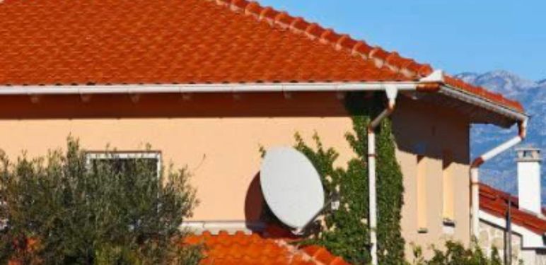 Kuća na Viru s neobičnim ukrasom na fasadi