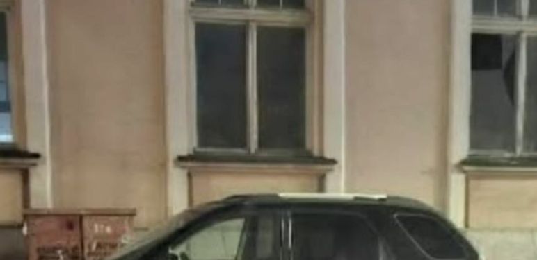 Uvreda napisana sprejem na automobilu