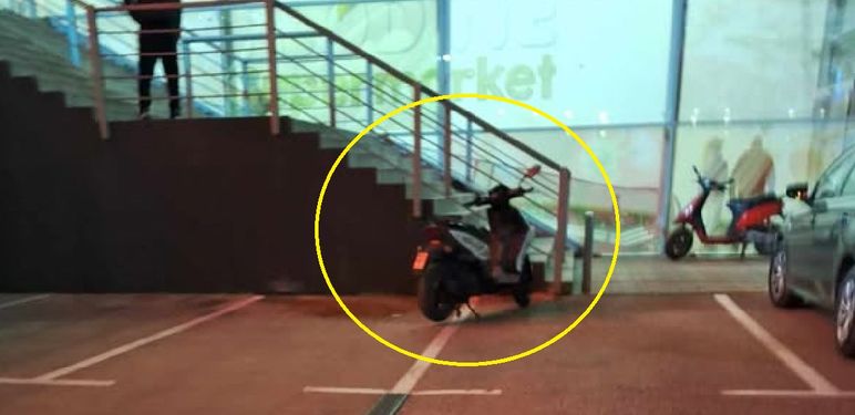 Nepropisno parkirani skuter