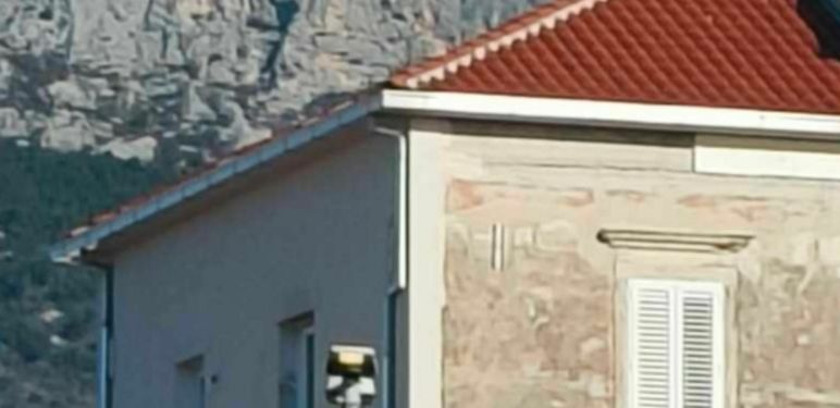 Muškarac koji pije kavu na nedovršenom balkonu