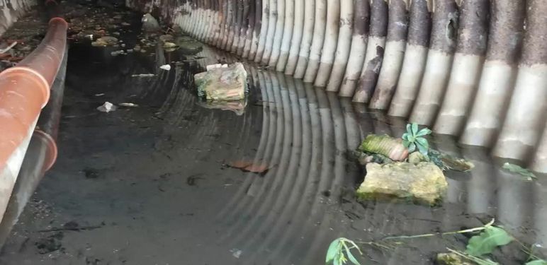 Otpadna voda u staklenci pri eksperimentu