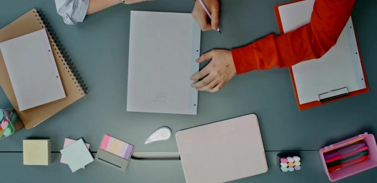 Pisanje i učenje u grupi za stolom