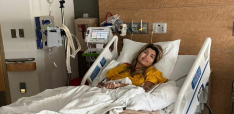 Schayene Silva kako leži u bolničkom krevetu nekon dijagnoze raka