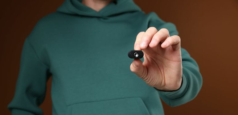 Držanje špijunske kamere u ruci