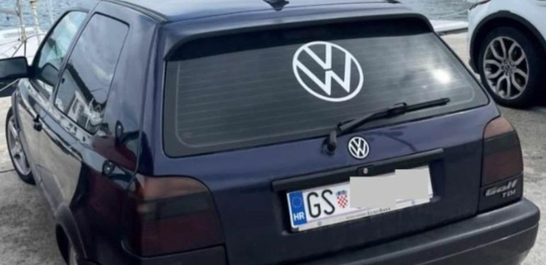 Automobil Golf s bizarnim natpisom na braniku