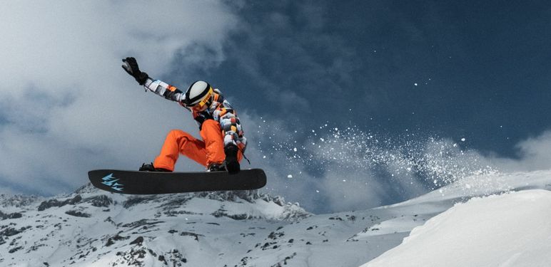 Snowboarder u letu kako izvodi trik