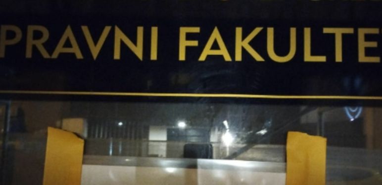 Urnebesna obavijest na vratima fakulteta