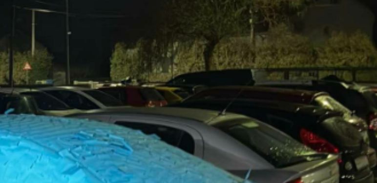 Automobil prepun plavih papirića na parkiralištu u Oroslavlju