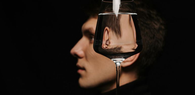 Psihopat i njegova lica u odrazu čaše