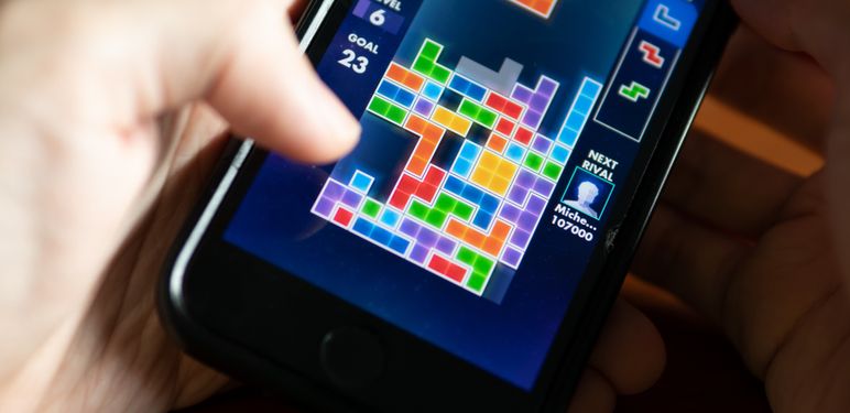 igranje videoigre tetris na mobitelu