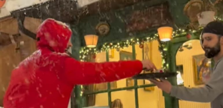 Naručivanje kave po snijegu u Sarajevu