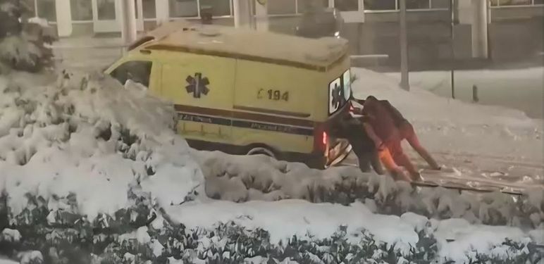 Hitna ispred Rebra u Zagrebu