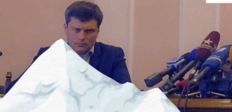 Namršteni muškarac u memeu oko snijega u Zagrebu