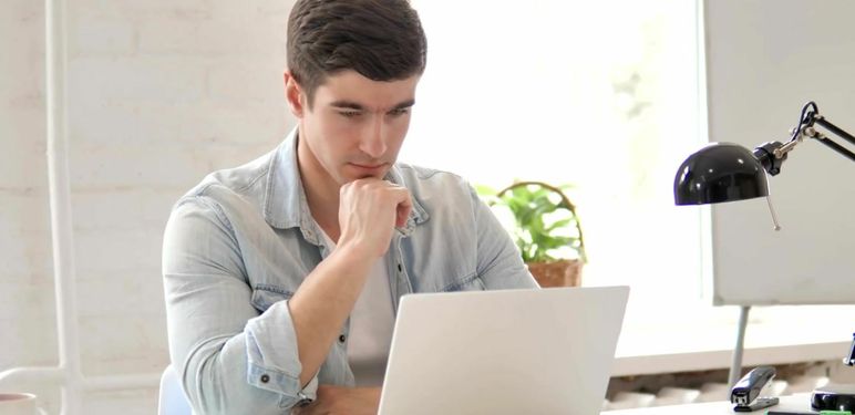 Rješavanje kviza na laptopu uz razmišljanje