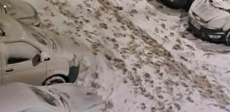 Snijegom prekriveni automobilu U Zagrebu s crtežima na staklima