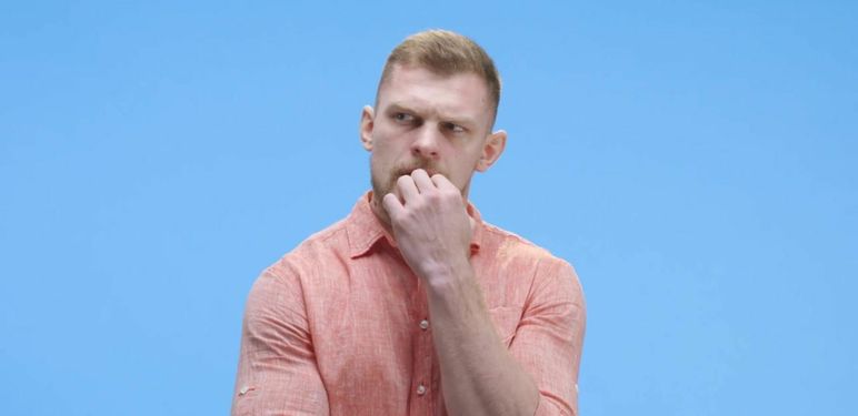 Trljanje lica pri razmišljanju