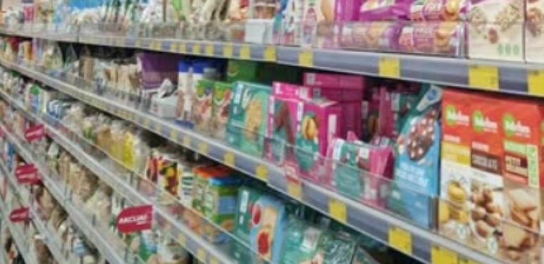 Golub na polici u trgovini