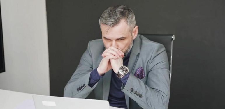 Držanje za glavu pred računalom