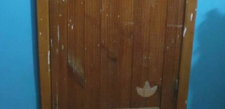 Vrata s ogromnim drvenim znakom adidasa